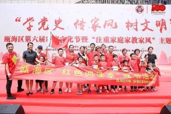 救援矮小的女孩