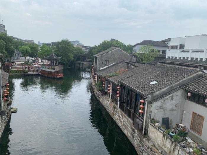 组图：C罗女友乔治娜迎30岁生日 手捧玫瑰幸福满满
